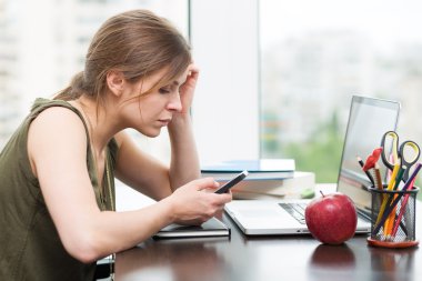 Bilgisayarda çalışan öğrenci kız