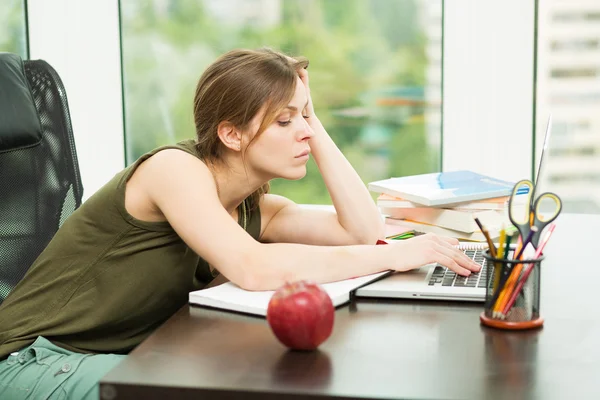 Student girl working at the computer — Stock Photo, Image