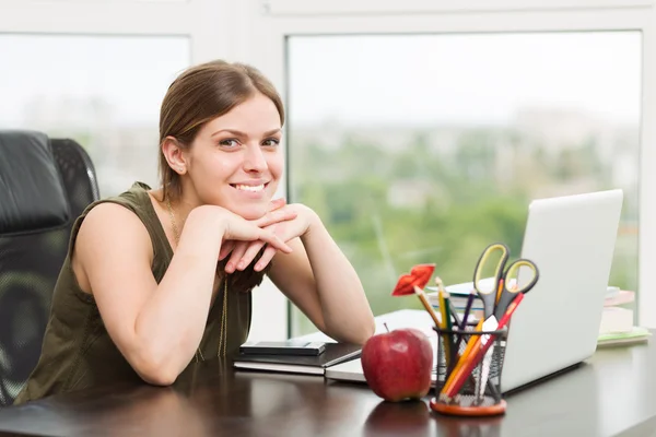 Student girl working at the computer — Stock Photo, Image