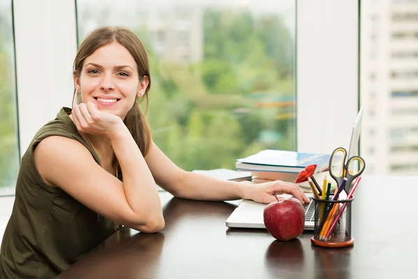 Student girl working at the computer — Stock Photo, Image