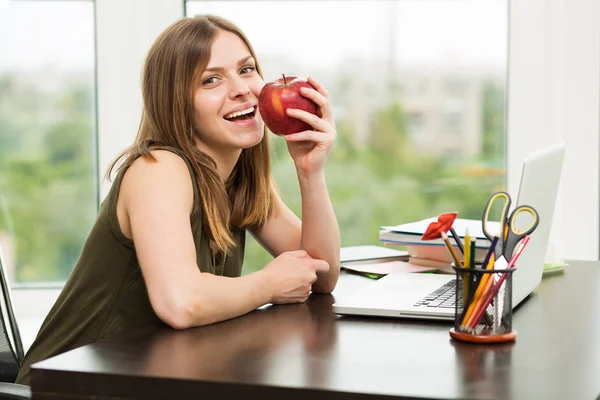 Student girl working at the computer — Stock Photo, Image