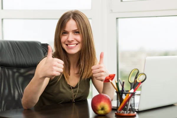 Student tjej arbeta vid datorn — Stockfoto