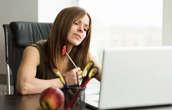 Student tjej arbeta vid datorn — Stockfoto