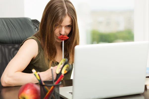 Estudiante chica trabajando en el ordenador — Foto de Stock