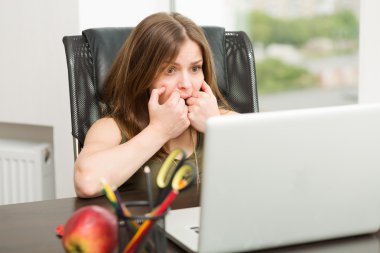 bilgisayarda çalışan güzel kadın