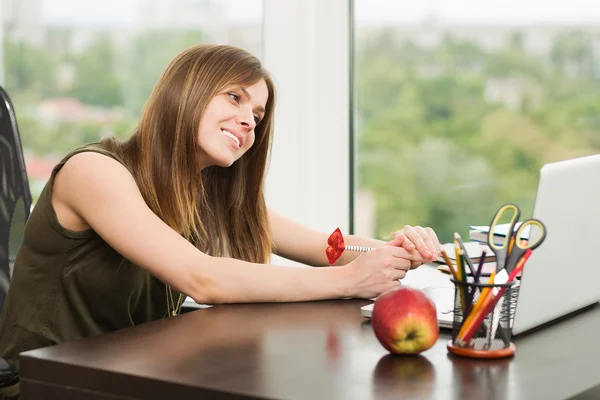 Estudiante chica trabajando en el ordenador —  Fotos de Stock