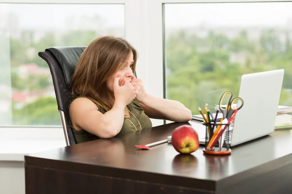 Schöne Frau, die am Computer arbeitet — Stockfoto