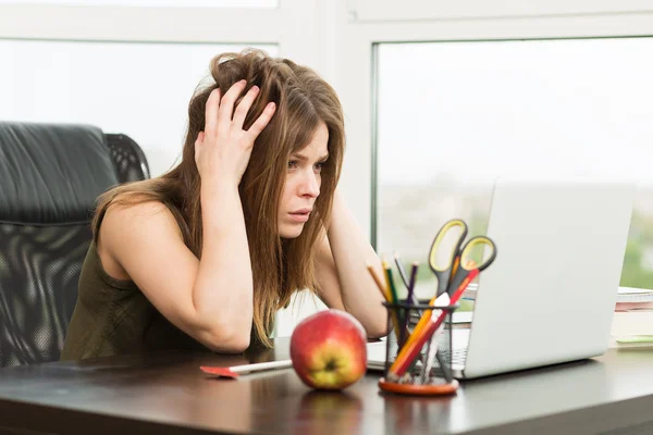 Mooie vrouw werkt op de computer — Stockfoto