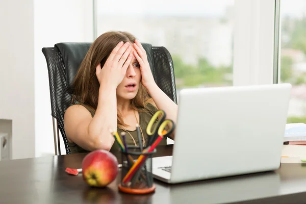 Beautiful woman working at the computer — Stock Photo, Image