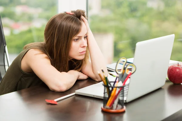 Mooie vrouw werkt op de computer — Stockfoto