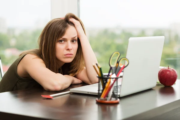 Mooie vrouw werkt op de computer — Stockfoto