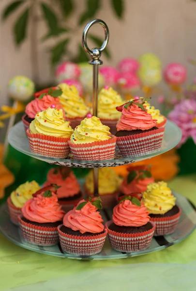 Cupcakeson un puesto en la barra de caramelo — Foto de Stock