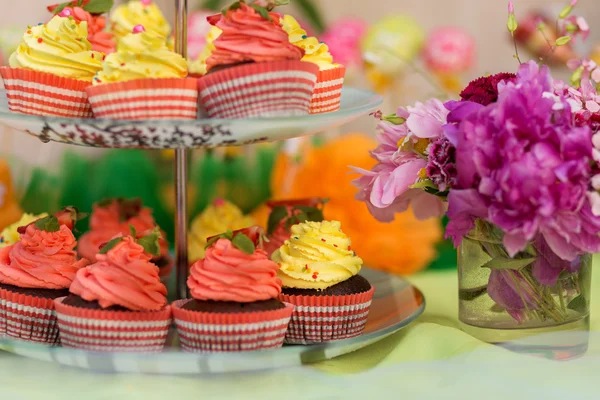 Cupcakeson un puesto en la barra de caramelo — Foto de Stock