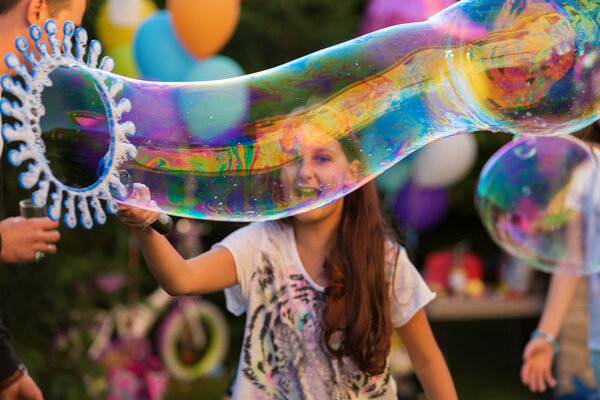 Счастливая девушка с пузырьками
 