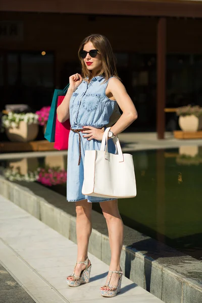 Beautiful girl shopping in the city — Stock Photo, Image