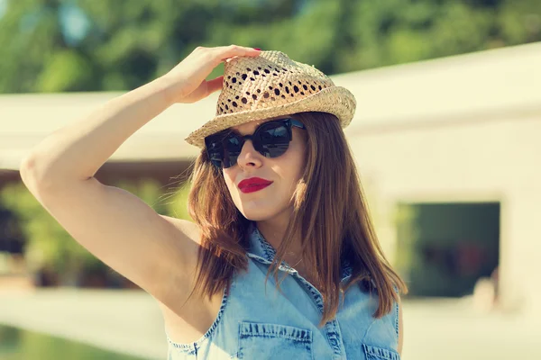 Beautiful girl in the city — Stock Photo, Image