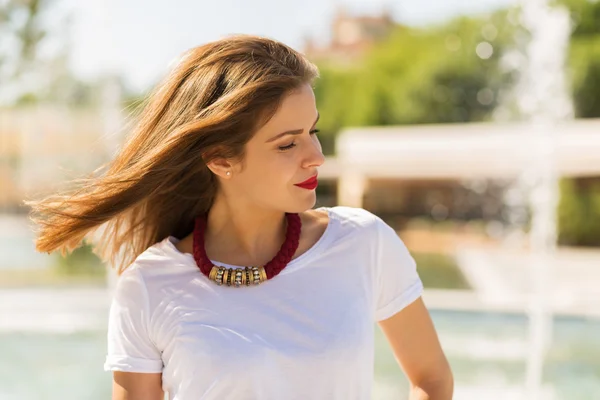 Menina bonita compras na cidade — Fotografia de Stock