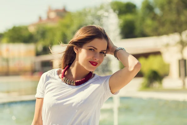 Schöne Mädchen shoppen in der Stadt — Stockfoto