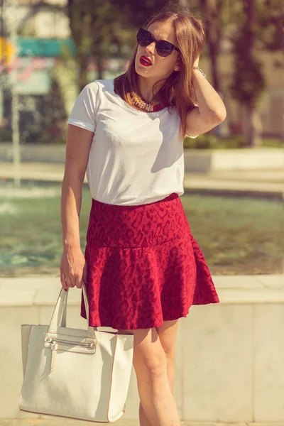 Beautiful girl shopping in the city — Stock Photo, Image