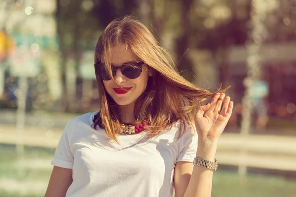 Bella ragazza shopping in città — Foto Stock