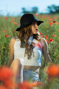 Yaz tarlasında güzel bir kız
