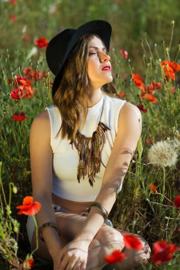 Yaz tarlasında güzel bir kız