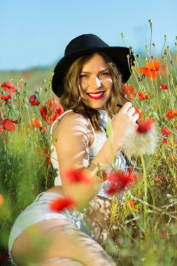 Yaz tarlasında güzel bir kız