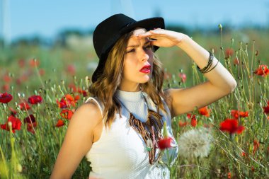 Yaz tarlasında güzel bir kız