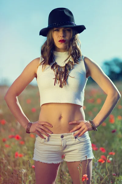 Menina bonita em um campo de verão — Fotografia de Stock