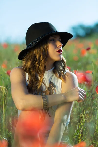 Beautiful girl in a summer field — Stock Photo, Image