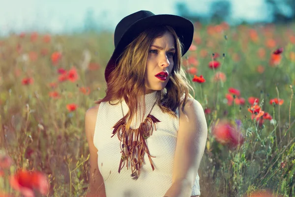 Beautiful girl in a summer field — Stock Photo, Image