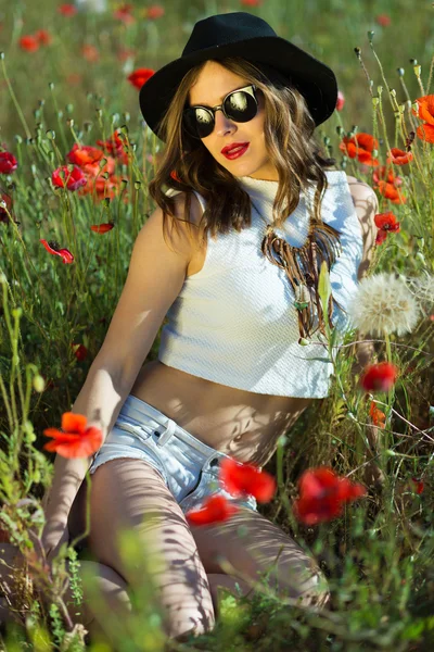 Beautiful girl in a summer field — Stock Photo, Image