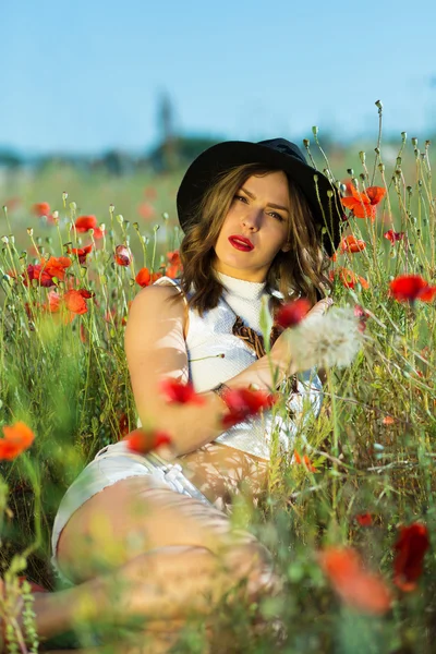 Schönes Mädchen in einem Sommerfeld — Stockfoto