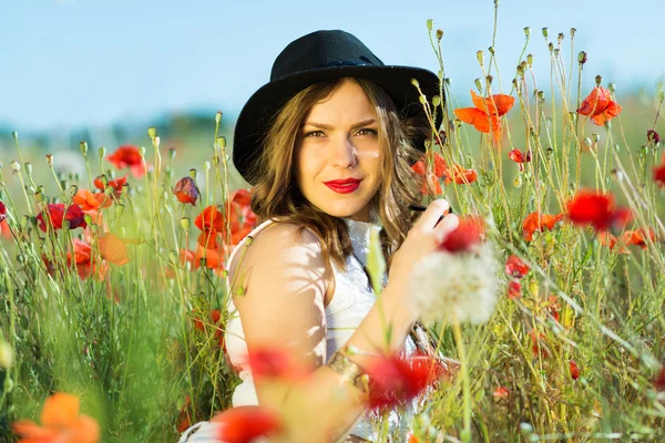 Menina bonita em um campo de verão — Fotografia de Stock