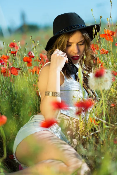 Beautiful girl in a summer field — Stock Photo, Image