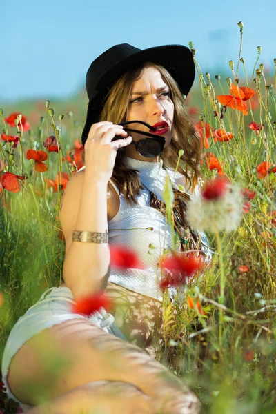Yaz tarlasında güzel bir kız — Stok fotoğraf