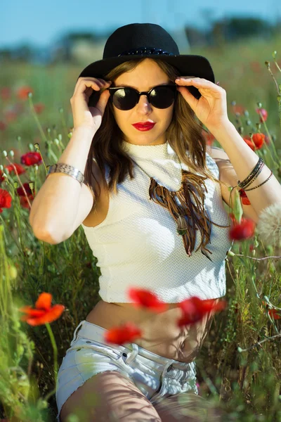 Beautiful girl in a summer field — Stock Photo, Image