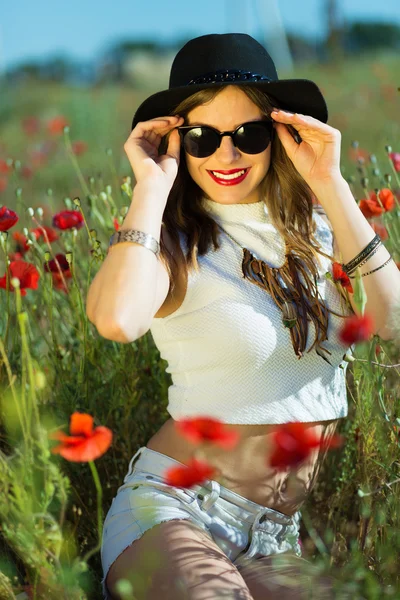 夏の野原の美しい少女 — ストック写真