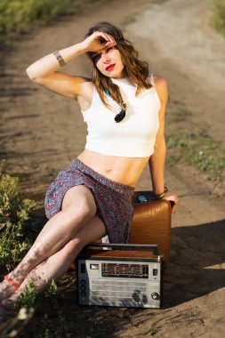 bir yolda güzel kız