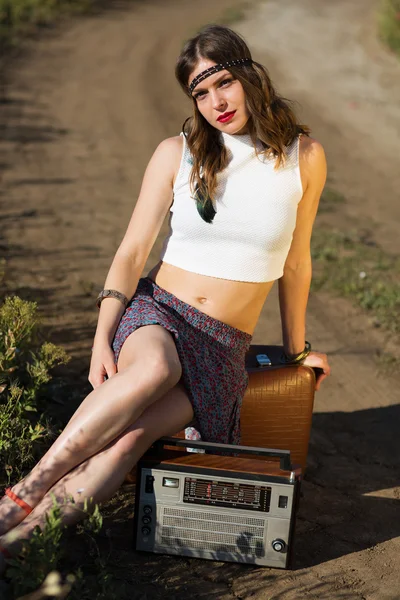 Menina bonita em uma estrada — Fotografia de Stock