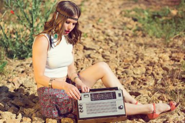 bir yolda güzel kız