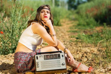 bir yolda güzel kız