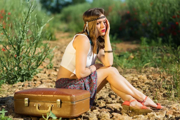 Menina bonita em uma estrada — Fotografia de Stock