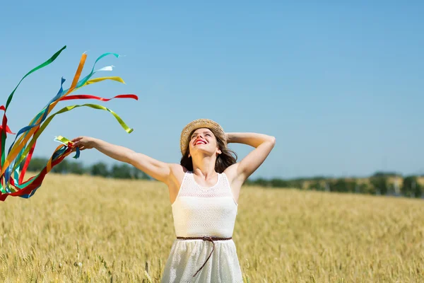 Счастливая девушка с цветными лентами — стоковое фото