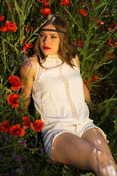 Fashionable girl in the summer field — Stock Photo, Image