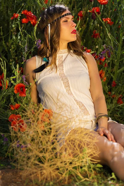 Fashionable girl in the summer field — Stock Photo, Image