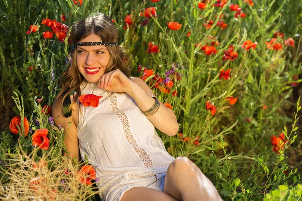 Fashionable girl in the summer field — Stock Photo, Image