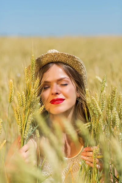 Happy girl in the summer field — Stok fotoğraf
