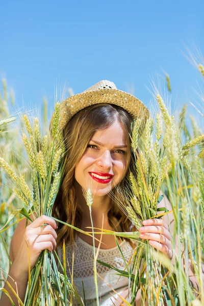 Happy girl in the summer field — ストック写真