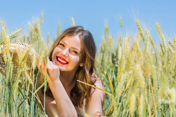 Happy girl in the summer field — Stockfoto